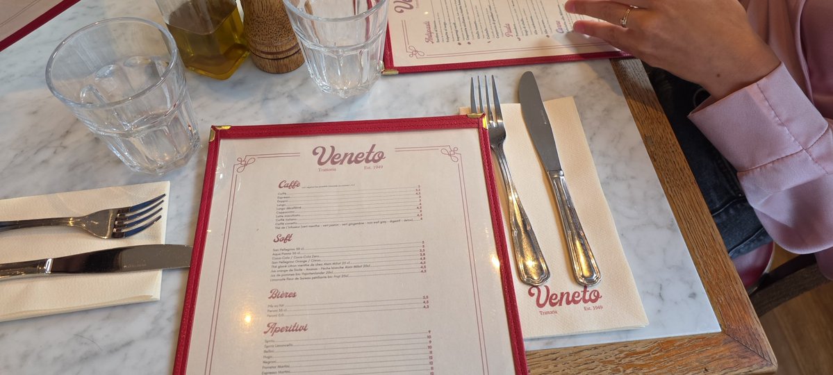 ronsyn83809's tweet photo. Fancy Italian restaurant 
Bye Bitchies https://t.co/qtDb58nEWf