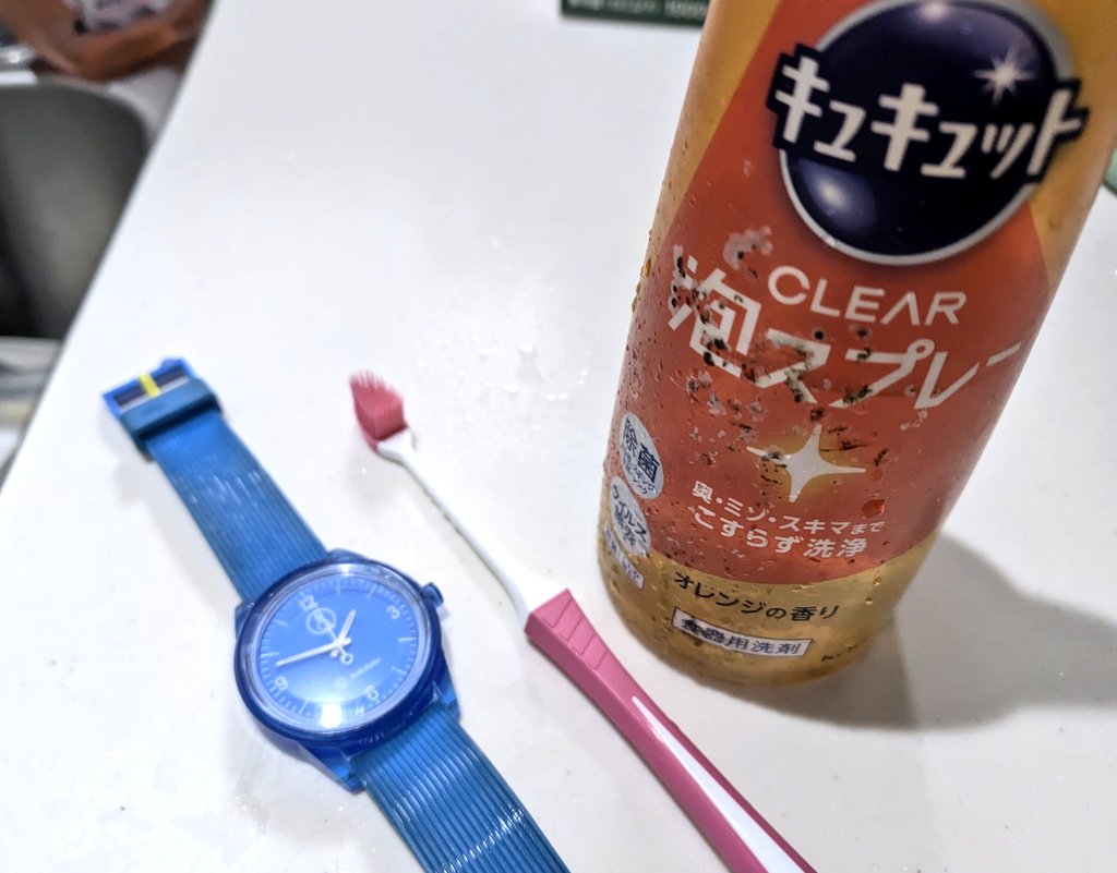 genta______'s tweet photo. ご帰宅*ヽ(^o^)/* 　
腕時計洗うよ！✨
今勤めてる某🐈‍⬛運輸、過去に荷物のiPhoneやら任天堂DSやら無くなる事件があったようで、センター内歩き回るのに金属探知ゲートを通らないといけないので、プラスチック時計が楽なのです👍
キュキュット泡スプレーでピカピカ✨🤩
(*˘︶˘*)ｵﾔｽﾐﾅｻｲ.｡.:* https://t.co/lkBg0cY8kT