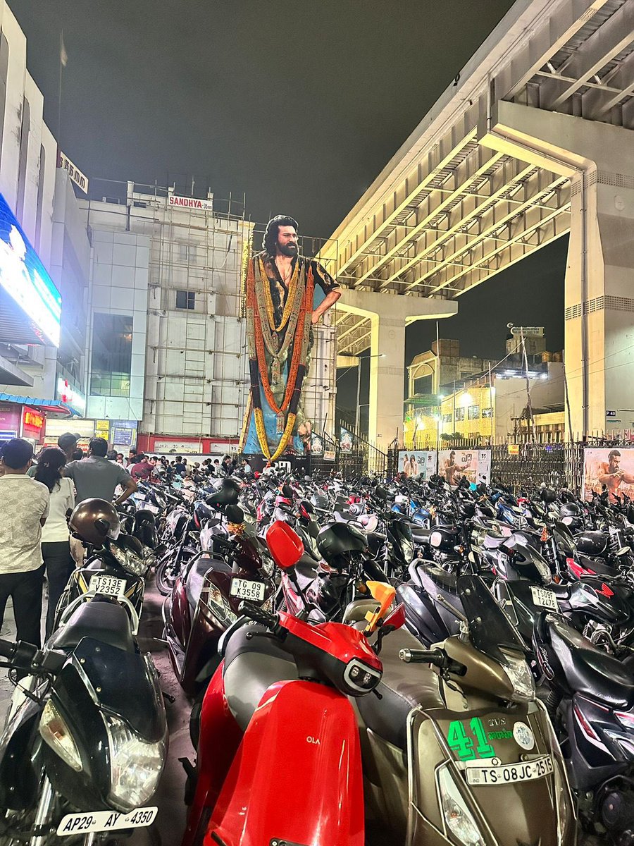 sivacherry9's tweet photo. ఎక్కడ చూసినా పెద్ది పండగ వాతావరణమే.

చాలా కాలం తర్వాత థియేటర్లు కళకళలాడడం చూస్తున్నాను.

జనాలు నడవడానికి కూడా కాళీ లేకుండా వాహనాలతో నిండిపోవడం చూస్తుంటే,  మంచి సినిమా కోసం ప్రేక్షకులు ఎంత ఎదురు చూసారో ఈ ఫోటోని చూస్తుంటే అర్థమవుతుంద���.

సరైన సమయంలో, సరైన సినిమా వదిలారు మన రాంచరణ్ గారు❤️

Thanks to @AlwaysRamCharan gaaru for giving life back to Single theatres 🙏

#Peddi #BlockbusterPeddi
@AlwaysRamCharan 🦁