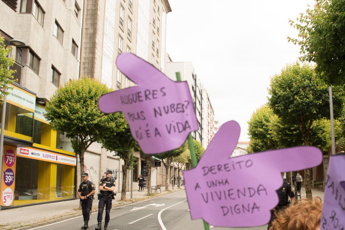 PodemosCompos's tweet photo. A manifestación polo dereito á vivenda en Compostela convocada pola Xuntanza pola Vivenda.
Esiximos das administracións medidas para abaratar os alugueiros, limitar a especulación, incrementar o número de inmobles públicos ou o control dos pisos turísticos. https://t.co/OxBUJRTg4X