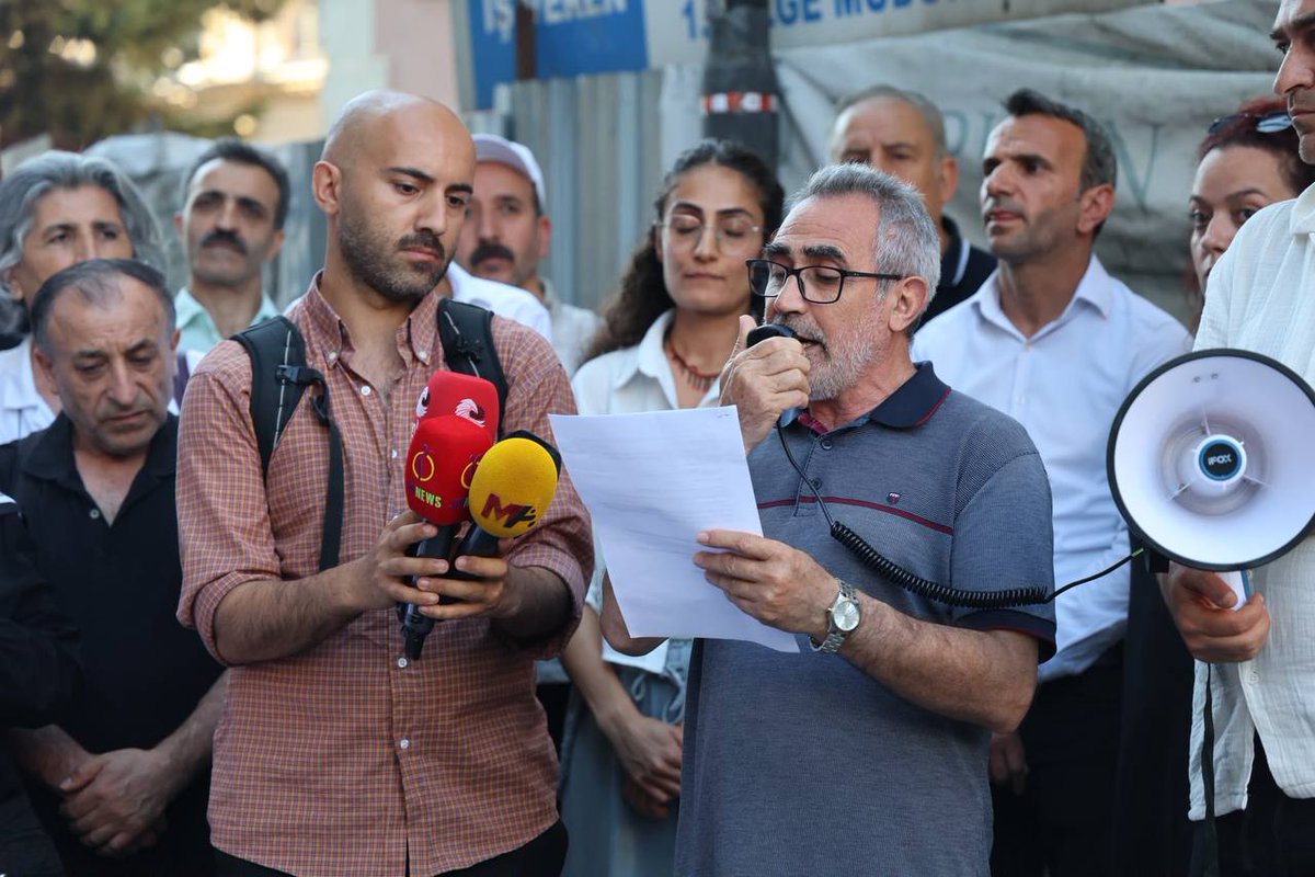 dempartistanbul's tweet photo. Demokratik Kurumlar Platformu’nun, İran rejiminin Kürtlere yönelik gerçekleştirdiği idamlara karşı düzenlediği basın açıklamasına katıldık.

Kürt halkına yönelik baskı, sindirme ve hak ihlallerini kınıyor; İdamlara, baskılara ve hak ihlallerine karşı sesimizi yükseltmeye devam edeceğiz.