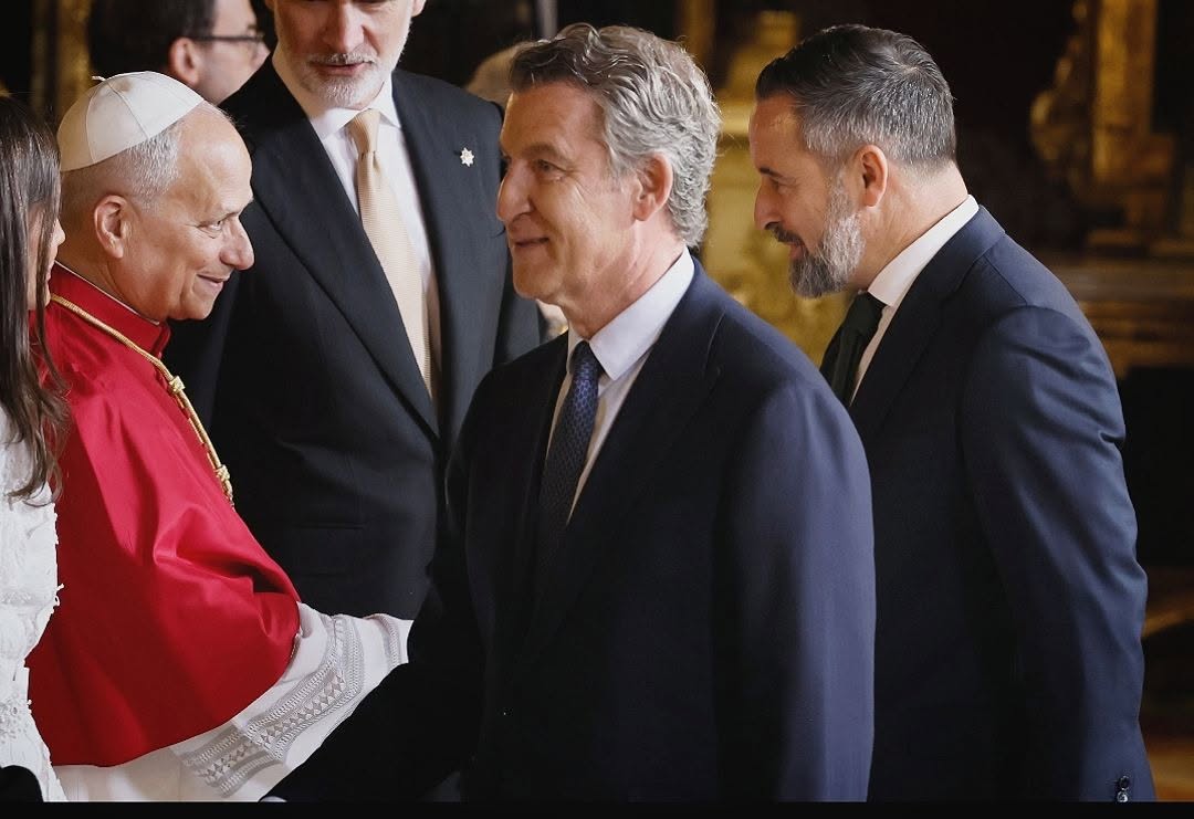 coitelo's tweet photo. Minutos antes de que el Papá le diera un guantazo sin manos al lema del PP y Vox "prioridad nacional".
 Viva la hipocresía del PP y Vox..
CRISTIANOS....!!! https://t.co/6qFgZIOuAg