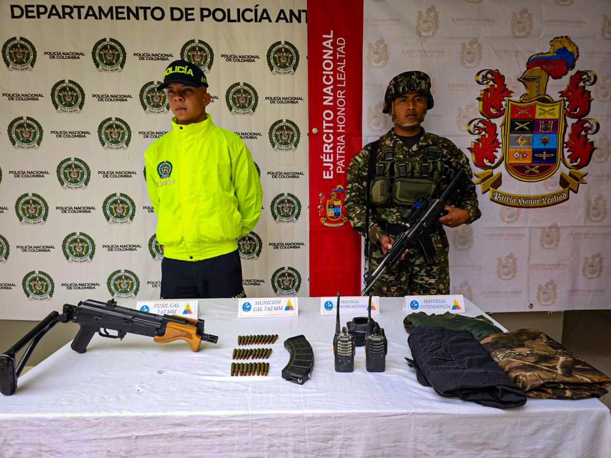Ejercito_Div7's tweet photo. #LoÚltimo | En la vereda Cebaderos, del municipio de Cocorná, #Antioquia, tropas del Grupo de Caballería Mediano N.º 4 Juan del Corral de la #CuartaBrigada, en coordinación con la @Policiantioquia, lograron la incautación de material de guerra, explosivos, elementos de intendencia y material de proselitismo que, al parecer, sería movilizado por el Frente de Guerra Urbano Nacional Camilo Torres Restrepo del GAO ELN, en apoyo al Frente Urbano Luis Fernando Giraldo Builes, el cual vendría adelantando actividades de proselitismo armado en el Valle de Aburrá.

Entre los elementos incautados se encuentran un fusil, munición, cinco artefactos explosivos improvisados, explosivos tipo ANFO e INDUGEL, cordón detonante, detonadores y otros materiales utilizados para la ejecución de acciones terroristas contra la población civil y la Fuerza Pública. Con este resultado se neutralizan posibles acciones criminales que pretendían ser desarrolladas en el marco de fechas conmemorativas para el grupo armado organizado ELN.

#ContundenciaOperacional
#SeguridadYDemocracia2026