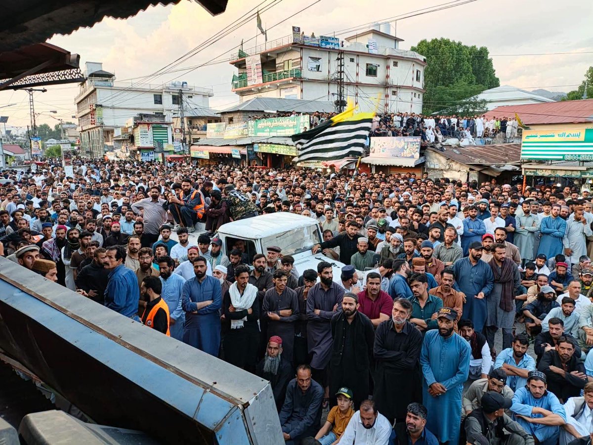 PTIAJK_Official's tweet photo. ریاستی جبر، فسطائیت اور اداروں کی  فائرنگ سے نہتے شہری کی شہادت کے خلاف راولاکوٹ کے عوام سڑکوں پر نکل آئے۔ عوامی ایکشن کمیٹی پر ہونے والے حالیہ کریک ڈاؤن کے خلاف شہریوں کی جانب سے شدید احتجاج اور غم و غصے کا اظہار کیا جا رہا ہے۔
#RightsMovementAJK
#AJKUnderFascism https://t.co/cCozyKiMzf
