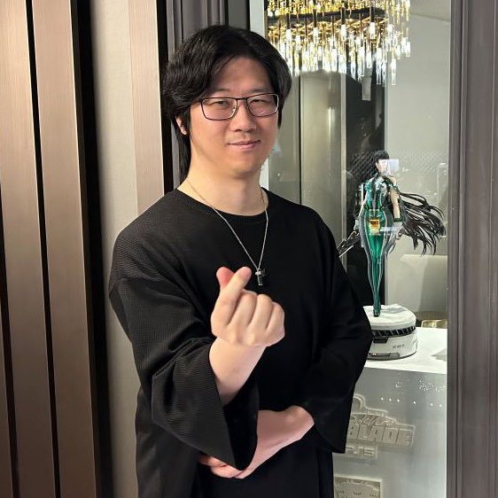 Genki_JPN's tweet photo. Stellar Blade Blood Rain Director Kim Hyung Tae says his goal is to make Evie a character that is not only about looks but who is also charming character as well!

"My goal is to surpass the charm of Eve. Of course, I also really like Eve’s appearance, but we are focusing not just on her visual appeal, but on creating a character that players can love from the bottom of their hearts.

Drawing on lessons we learned from interacting with players through 'NIKKE' about building relationships with characters, we are striving to make Evie a truly charming and appealing character."

https://t.co/qqzQNXBHPT