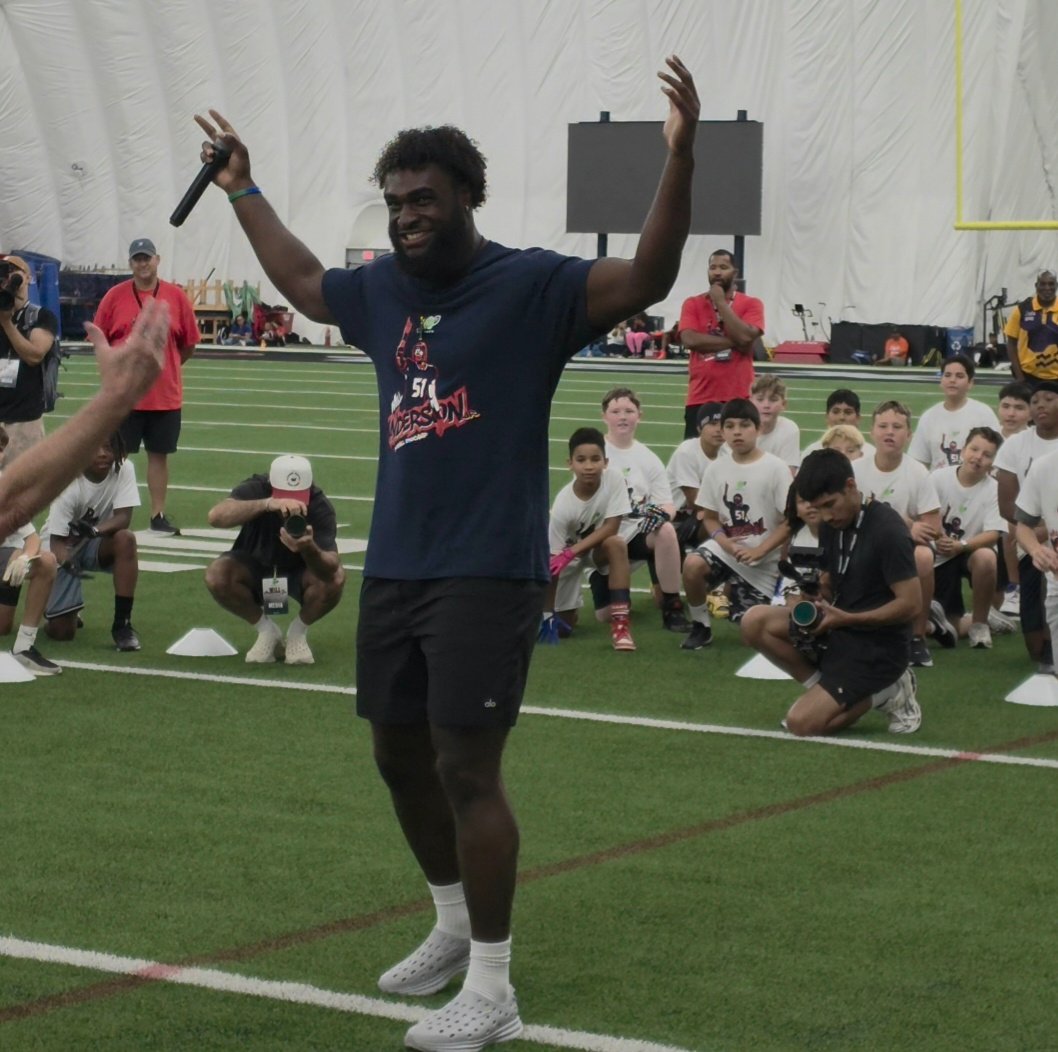 AaronWilson_NFL's tweet photo. #Texans Will Anderson Jr., youth football camp today 
@KPRC2 
@ProCamps 
@PlanetFitness 
@Whataburger
@AgentNicoleLynn 
@KlutchSports 
@JennaM_23 
@keltoncrensha https://t.co/fFtiexOknV