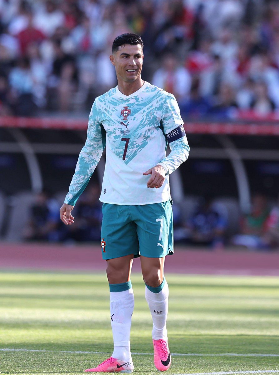 CR7xWorld's tweet photo. الاسطورة كريستيانو بقميص منتخب البرتغال الجديد 🥶🩶 https://t.co/2CHp6lsUR5