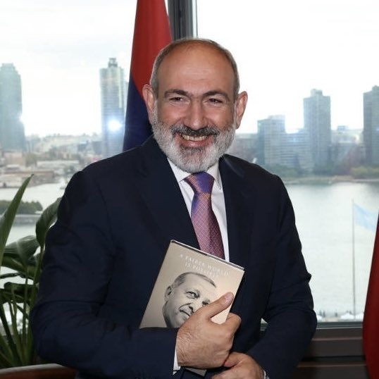 DeSeteneya's tweet photo. Dünya çıldırıdı....

Ermenistan Başbakanı Nikol Paşinyan 7 Haziran'da yapılacak genel seçimler öncesinde, seçimde yarışacak 6 muhalif adayı gözaltına aldırmış !

#GündemSefaletUnutma https://t.co/BICcgUEERL