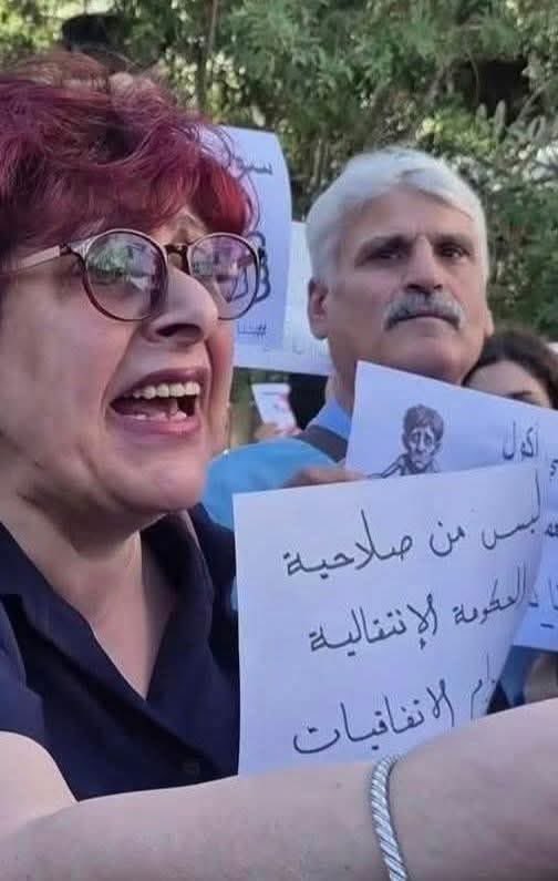 MervatBarbour's tweet photo. لم استطع ان اضبط اعصابي بعد مشاهدة هذه السيدة في اعتصام دمشق اليوم .
سأروي لكم قصة عن السيدة سوسن زكزك التي كانت تحضر الكثير من المؤتمرات في اوربا بحجة انها ناشطة في مجال حقوق الانسان و تسافر من دمشق و تعود الى دمشق بعد انتهاء المؤتمر تخيلوا .
في احد المؤتمرات التي دعا اليها اخوتنا الاكراد في العاصمة البلجيكية بروكسل عام  2023 كنت انا حاضراً بدعوى من منظمة قانونية سويدية و كانت هذه السيدة سوسن موجودة طبعاً و عندما جاء دورها لتقدم مداخلتها تفاجئ الكثير من الحضور بدفاعها المستميت عن نظام بشار الاسد و هي مدعو�� على اساس انها معارضة و ناشطة في مجال حقوق الانسان فحصل هرج و مرج و انسحب بعض الحضور من القاعة و كان بجانبي احد الاصدقاء قال بصوت عالي  على ما يبدو ان هذه السيدة تمثل بشار الاسد في هذا المؤتمر او جميل الحسن ( المخابرات الجوية ) فأين هي حقوق الانسان في كلامها .
اليوم اراها في هذا الاعتصام تلبس ثوب المناضلة في مجال حقوق الانسان كما كانت ايام نظام الاسد و ترفع لوحة كتب عليها "ليس من صلاحيات الحكومة الانتقالية ابرام الاتفاقيات " 
كلامك صحيح يا سيدة سوسن لو ان هذه الحكومة لم تأتي الى السلطة بثورة و لكن اليوم نحن امام حكومة استمدت شرعيتها من انتصار ثورتها و هذا ما افضت اليه كل الثورات بالعالم .
شخص مثلك كان مدافعاً عن اكثر نظام اجراماً عبر التاريخ  لا يحق له اليوم ان يعطي الشعب السوري الذي قدم الغالي و النفيس في سبيل حريته دروس في حقوق الانسان . شخص مثلك عليه ان يخجل من نفسه و يلتزم الصمت الى الابد .

منقول ....Feras Abdin

#مهم ضربنالها فيش:اول شي خربطنا بالأسم 
طلع اسمها: سوسن زكزك
 مسيحية 
سكان دمشق مشروع دمر المغتربين مقابيل بيت فادي صقر 

المهنة: جلبة من جلاب  الأسد كانت موظفة بال un تبع حقوق الأنسان وهيك 
مواليد:1961
صورة حسابها بالتعليقات