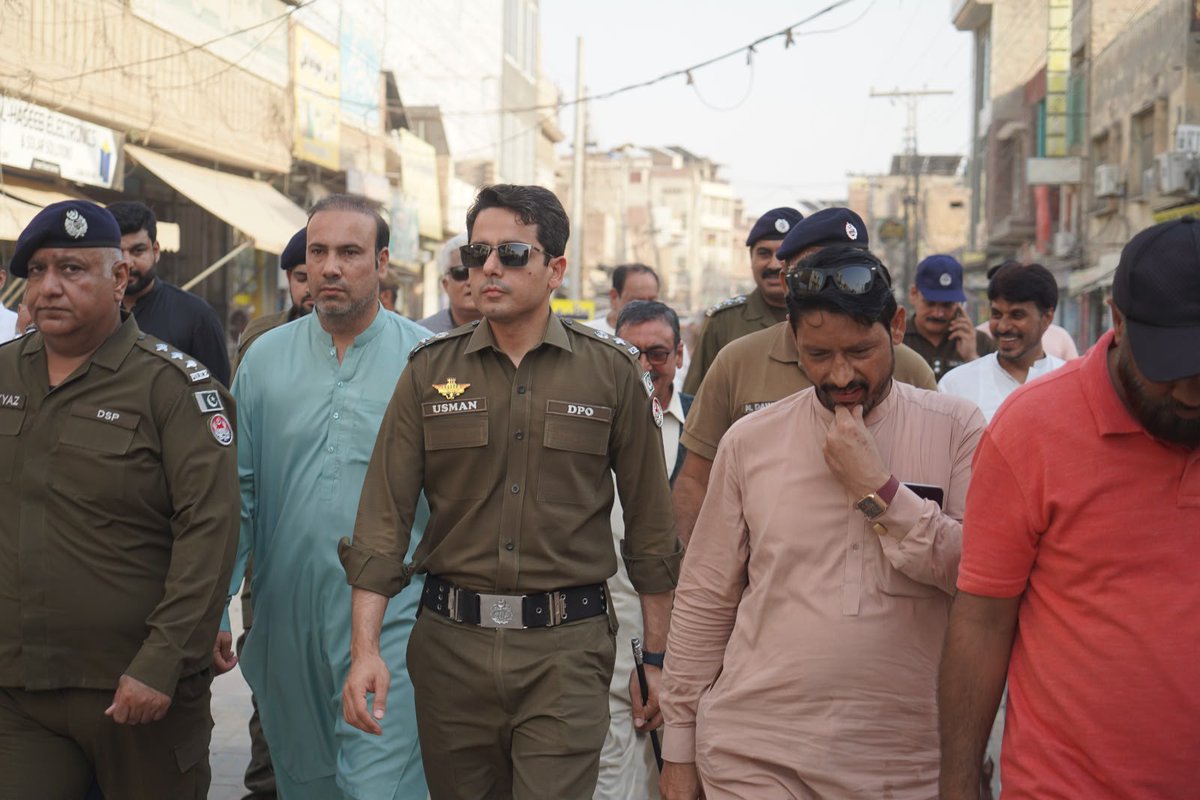 Sahiwalpoliceo1's tweet photo. ڈی پی او ساہیوال محمد عثمان ٹیپو نے مرکزی امام بارگاہ قصرِ بتول ساہیوال کا دورہ کیا، جہاں انہوں نے محرم الحرام کے سلسلے میں جلوس و مجالس کے روٹس اور سیکیورٹی انتظامات کا تفصیلی جائزہ لیا۔ https://t.co/nhVp4NpUAW