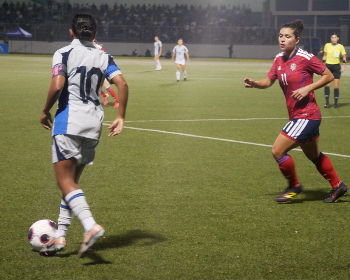suncinf's tweet photo. Ayer, la afición salvadoreña le devolvió con cariño todo lo que esta selección femenina nos hace sentir. 

Hoy por hoy, es quizás el equipo que mejor representa a El Salvador. 

En su último partido en casa antes de jugarse el pase al Mundial ante Estados Unidos, las seleccionadas dejaron el corazón en cada corrida. Se despidieron entre aplausos, orgullo y esperanza.

Cubriendo para @elpajaropiconsv