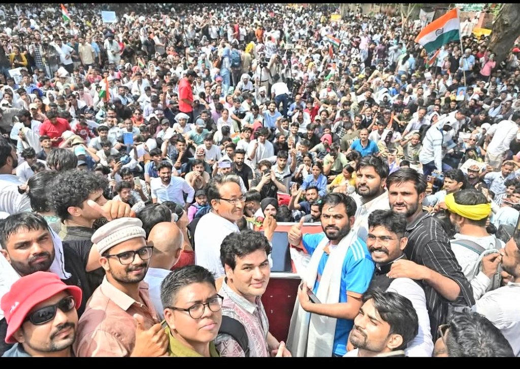 Creativein01's tweet photo. The Gen Z protest in india against neet , ssc CBSC exam paper leak. 
@abhijeet_dipke and @Wangchuk66 ji were present on this protest. They're protesting to regain the education minister of  india , one of the bjp leader .
#cjp_पार्टी #jantarmantar #cockroach https://t.co/5h3LyGY2dL