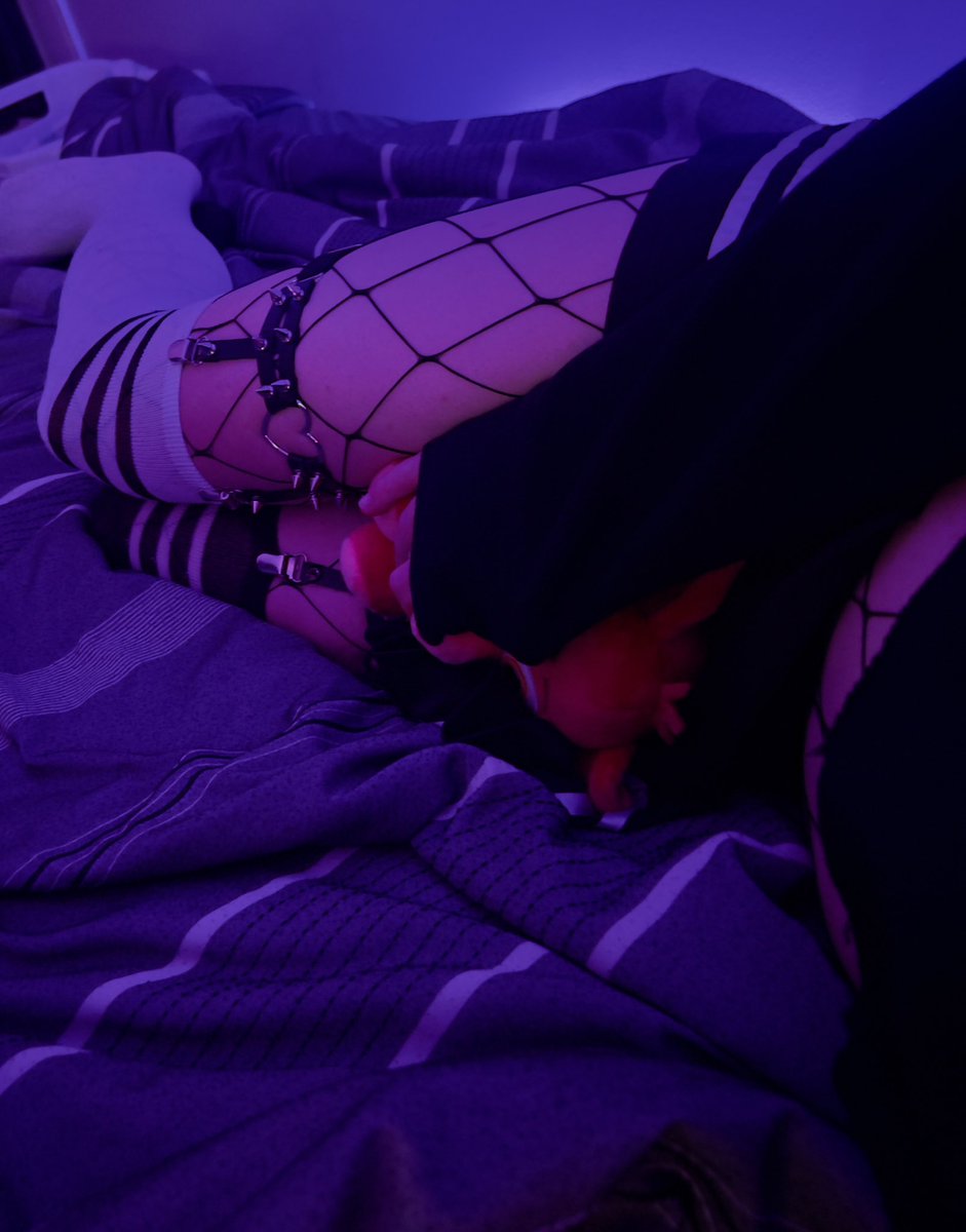 Sh4dowBanned's tweet photo. C’monnn, it’s not gay if it’s just cuddling ;3 https://t.co/3hxFWXHpfP