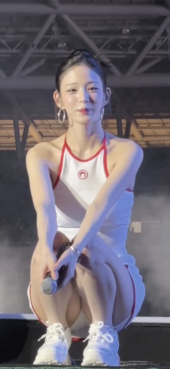 pangheehee's tweet photo. 260606 K-Pulse Hanoi
look at Chaeyoung’s expression when I show her my slogan that I came to support our Lee09 🥹
when she saw it she came to my side right away while looking really happy, i also got so touched by her reaction 
she is so pretty irl
#fromis_9 #이채영 #채영 https://t.co/97iDqCLn4D