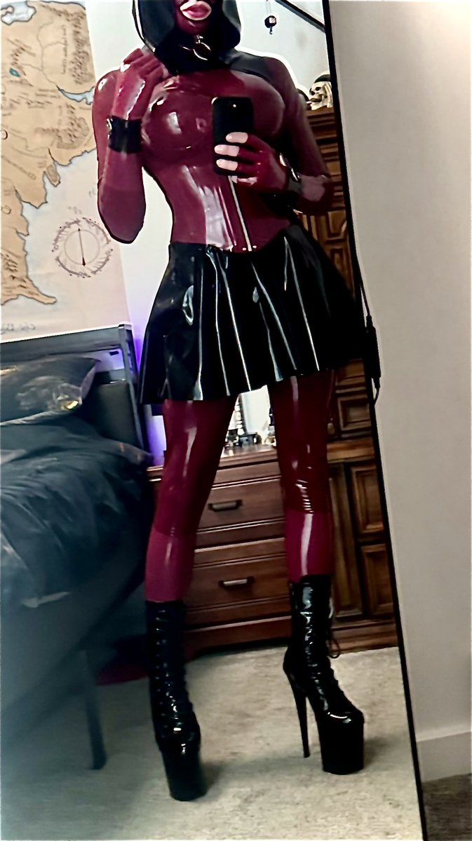 Lily_Latex69's tweet photo. Sorry I haven’t been active much recently. Got a stomach bug the week I was planning trapped in latex and every weekend since has been crazy busy. Still gonna do the challenge when I get a weekend and going to round up to 34 hours when I get time. Enjoy this pic of my plum suit from last weekends short session and I’ll try to post more!!

#latex #rubberdoll