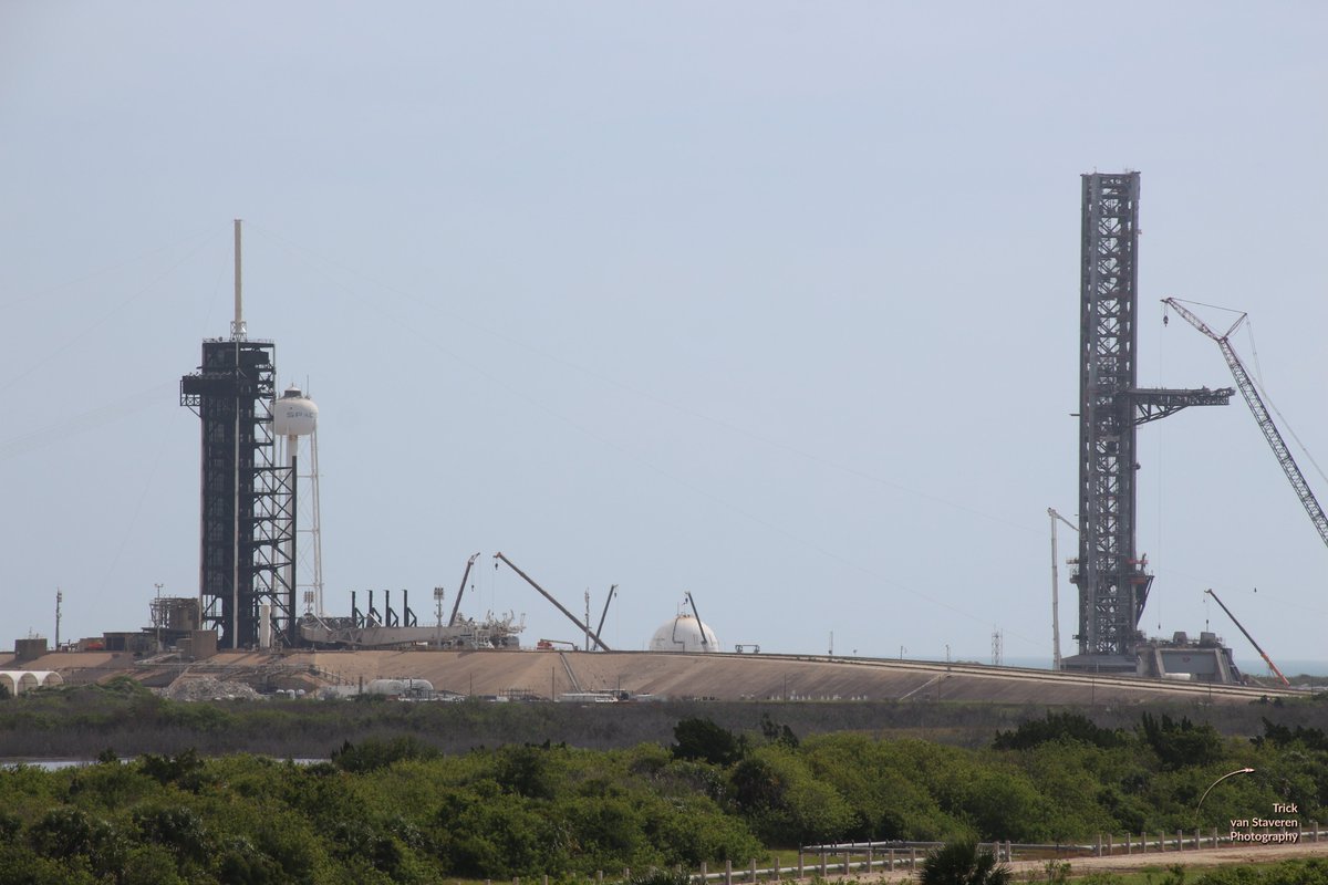 trickv's tweet photo. Great pictures of LC-39A Starship launch tower as seen from the newly-redone gantry about a week ago. Stunning view! https://t.co/H1HgjJHAiy