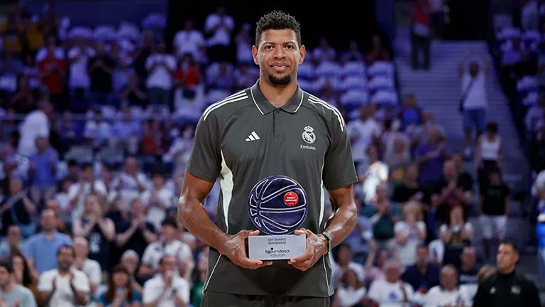 ede_rra15's tweet photo. CONGRATS TAVARES!
 Tavares has been crowned Best Defender of the 2025/26 League! Absolute rock at the back all season. What a performance! #Tavares #BestDefender #LeagueAwards https://t.co/yocldkpVL0