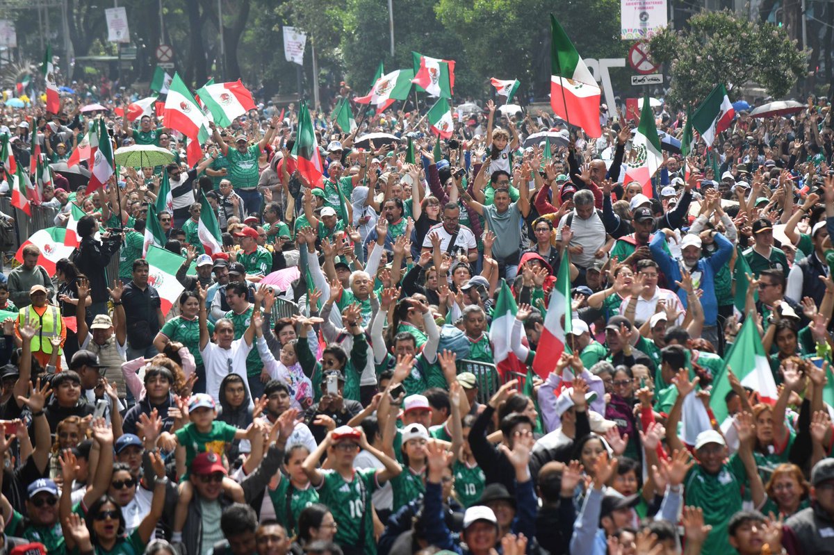 ElFinanciero_Mx's tweet photo. 🌊🏆 Miles de personas se reunieron en Paseo de la Reforma para participar en el intento de crear la "ola más grande del mundo" y establecer un Récord Guinness. El evento contó con la presencia de las históricas "Pioneras del 71", exjugadoras del Mundial femenil. ⚽🇲🇽
📸 Cuartoscuro