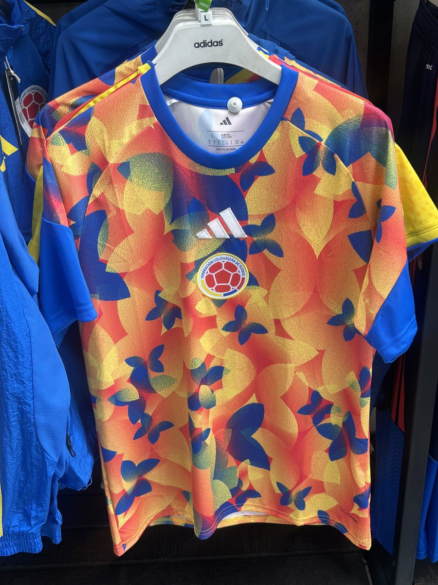 dianam_md's tweet photo. Viéndola en tienda es más fea que en las fotos que andaban rondando. https://t.co/UVSVH74NlJ