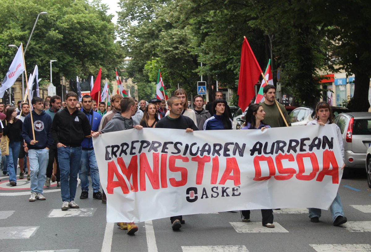 aske_eh's tweet photo. Gaur Durangon antolatu dugun Amnistia Egunean egindako manifestazioaren irudiak. 

ERREPRESIOAREN AURREAN AMNISTIA OSOA! https://t.co/kWF0z4pi43