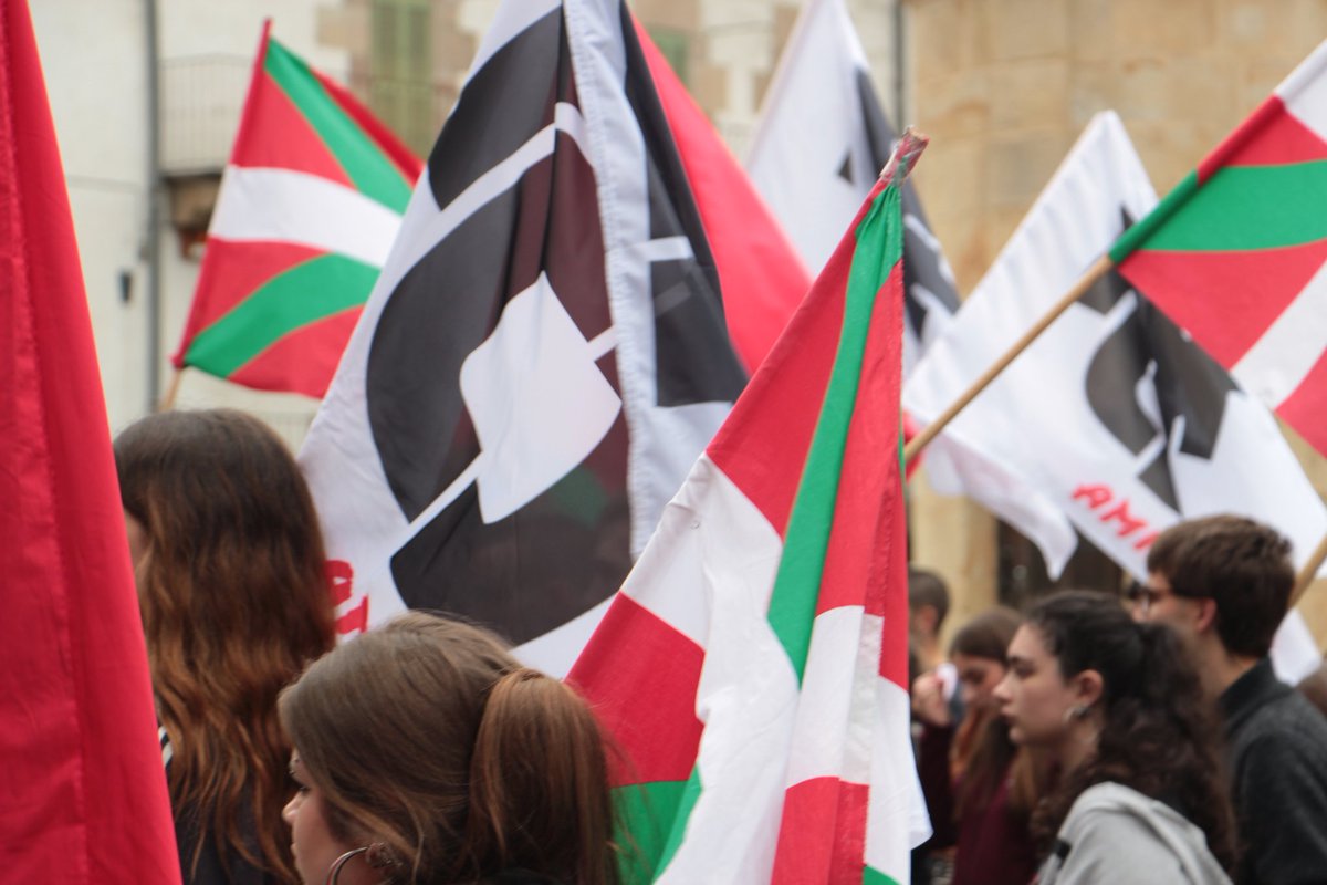 aske_eh's tweet photo. Gaur Durangon antolatu dugun Amnistia Egunean egindako manifestazioaren irudiak. 

ERREPRESIOAREN AURREAN AMNISTIA OSOA! https://t.co/kWF0z4pi43