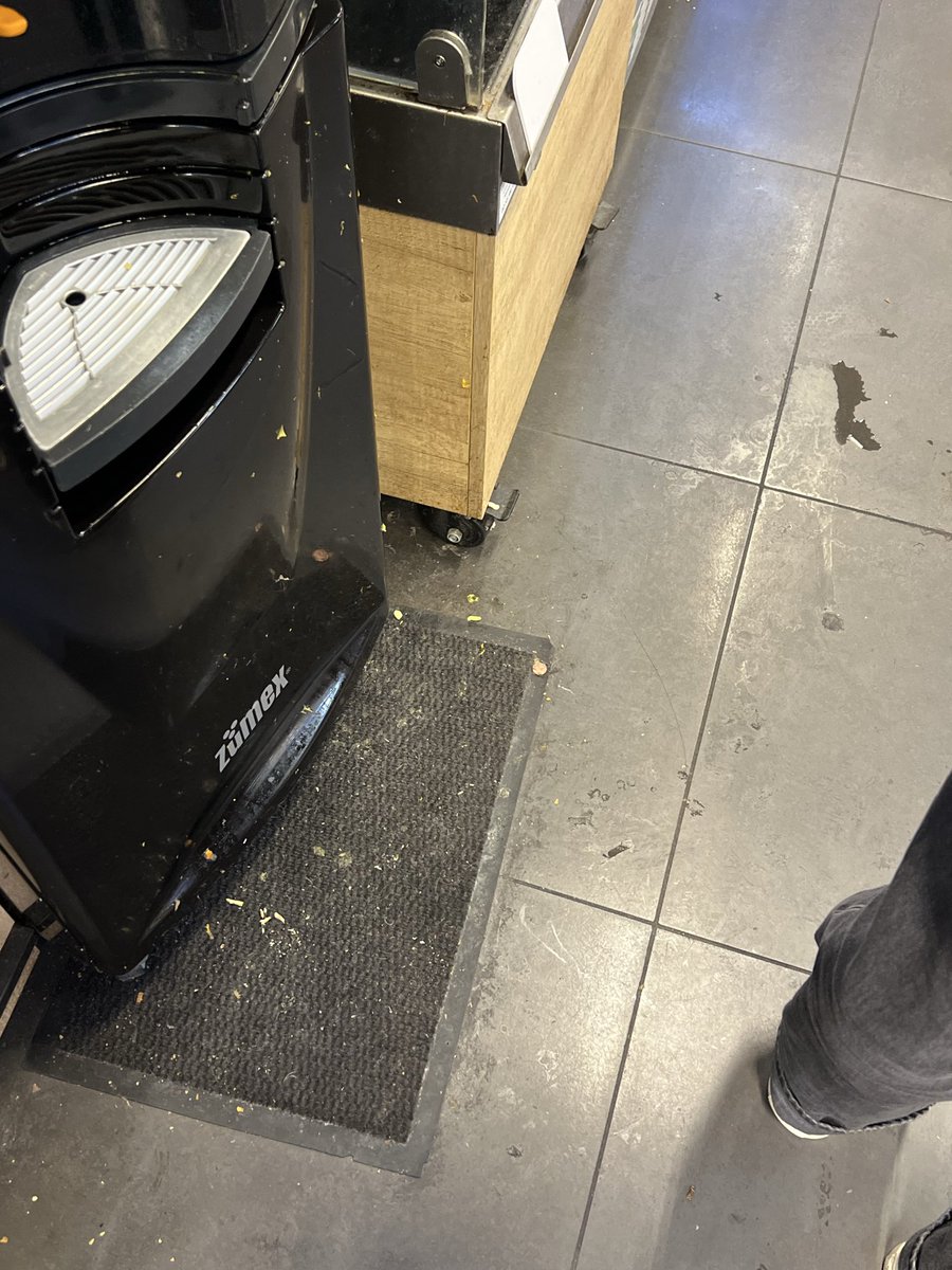 DeparisJulien's tweet photo. Un @CarrefourFrance City comme il y en a tant en France, ici à Lille. 

Quelle misère nom de Dieu. 

La tiers-mondisation du pays c’est aussi ça @bompard @CarrefourSAV: vous ne verrez jamais un seul Rewe City en Allemagne dans un tel état de crasse et de délabrement. @Dauvers70 https://t.co/YaZ7N0ewFr