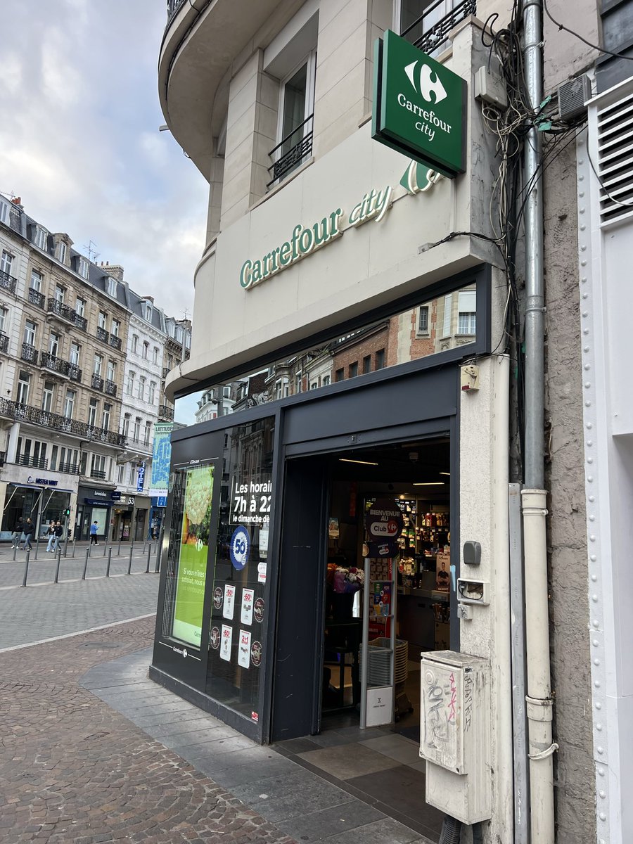 DeparisJulien's tweet photo. Un @CarrefourFrance City comme il y en a tant en France, ici à Lille. 

Quelle misère nom de Dieu. 

La tiers-mondisation du pays c’est aussi ça @bompard @CarrefourSAV: vous ne verrez jamais un seul Rewe City en Allemagne dans un tel état de crasse et de délabrement. @Dauvers70 https://t.co/YaZ7N0ewFr
