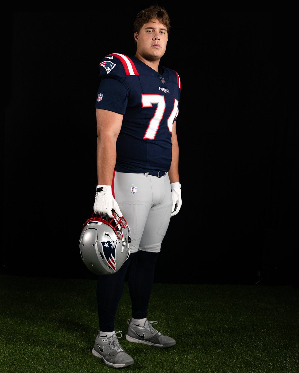 LosTalksPats's tweet photo. First look at #Patriots rookie Caleb Lomu in his new threads 🔥

(📸 @Patriots) https://t.co/jxIqwXB710