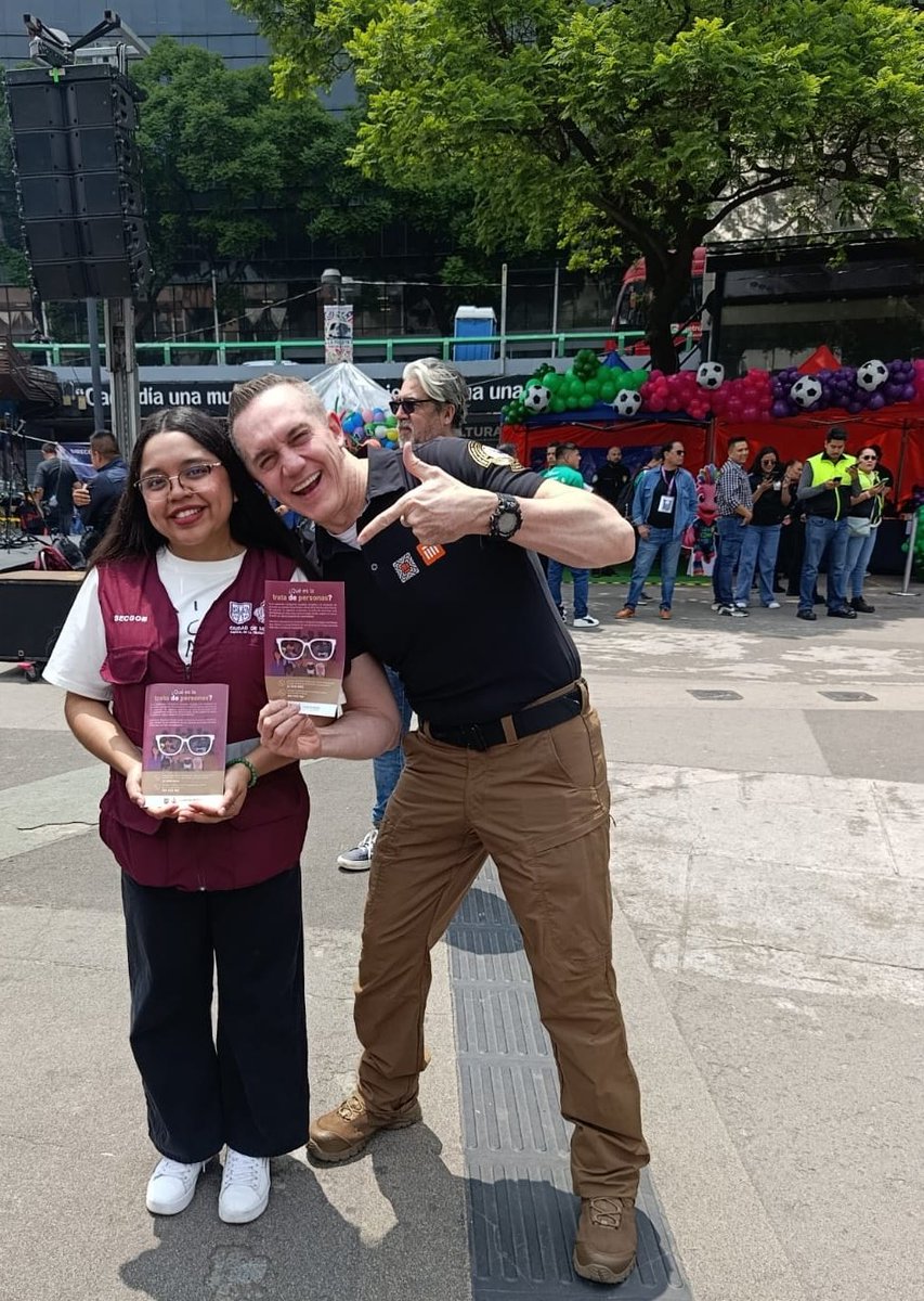 PDHCDMX's tweet photo. #Entérate, la #IESIDH acompañó a la Jefa de Gobierno a la inauguración de los puntos mundialistas que se llevó a cabo en la glorieta del @MetroCDMX Insurgentes. Compartimos información sobre la 𝗘𝘀𝘁𝗿𝗮𝘁𝗲𝗴𝗶𝗮 𝗠𝘂𝗻𝗱𝗶𝗮𝗹𝗶𝘀𝘁𝗮 𝗽𝗮𝗿𝗮 𝗹𝗮 𝗽𝗿𝗲𝘃𝗲𝗻𝗰𝗶𝗼́𝗻 𝗱𝗲 𝗹𝗮 𝘁𝗿𝗮𝘁𝗮 𝗱𝗲 𝗽𝗲𝗿𝘀𝗼𝗻𝗮𝘀 y las líneas de atención de la 📞@FiscaliaCDMX: 55 5346 8800 y 📞@elconsejomx: 800 5533 000, y ratificamos el compromiso de las personas servidoras públicas para sacar la 🚨tarjeta roja🚨 a la trata de personas.