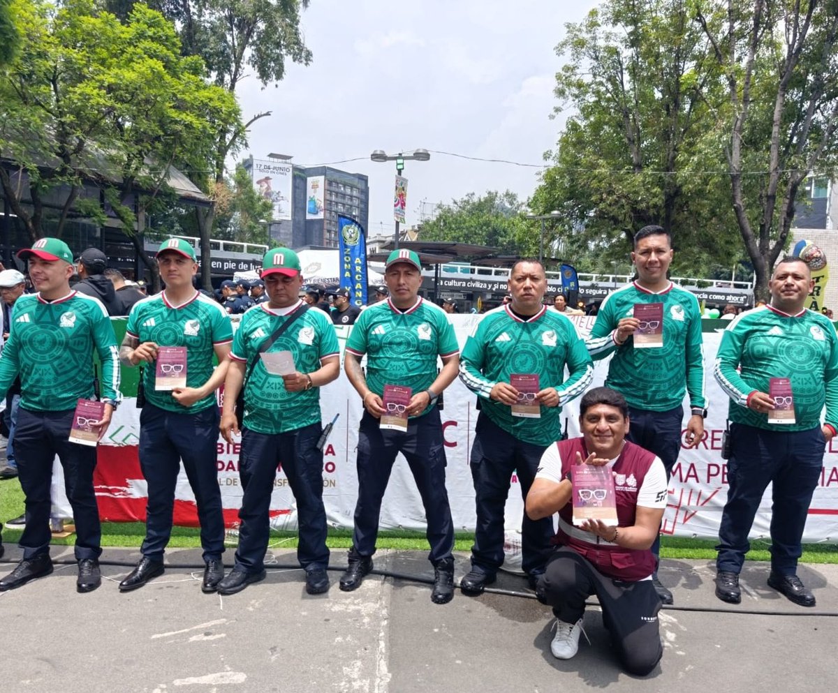 PDHCDMX's tweet photo. #Entérate, la #IESIDH acompañó a la Jefa de Gobierno a la inauguración de los puntos mundialistas que se llevó a cabo en la glorieta del @MetroCDMX Insurgentes. Compartimos información sobre la 𝗘𝘀𝘁𝗿𝗮𝘁𝗲𝗴𝗶𝗮 𝗠𝘂𝗻𝗱𝗶𝗮𝗹𝗶𝘀𝘁𝗮 𝗽𝗮𝗿𝗮 𝗹𝗮 𝗽𝗿𝗲𝘃𝗲𝗻𝗰𝗶𝗼́𝗻 𝗱𝗲 𝗹𝗮 𝘁𝗿𝗮𝘁𝗮 𝗱𝗲 𝗽𝗲𝗿𝘀𝗼𝗻𝗮𝘀 y las líneas de atención de la 📞@FiscaliaCDMX: 55 5346 8800 y 📞@elconsejomx: 800 5533 000, y ratificamos el compromiso de las personas servidoras públicas para sacar la 🚨tarjeta roja🚨 a la trata de personas.