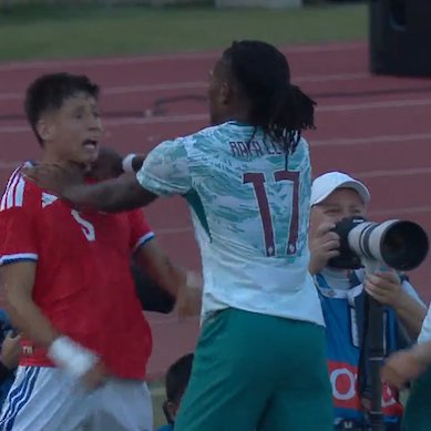 TouchlineX's tweet photo. 🚨 𝗡𝗘𝗪: Rafael Leão got in a fight with the opponent, he first placed his arms at his neck and then threw a punch too. https://t.co/JYmnGCPGqE