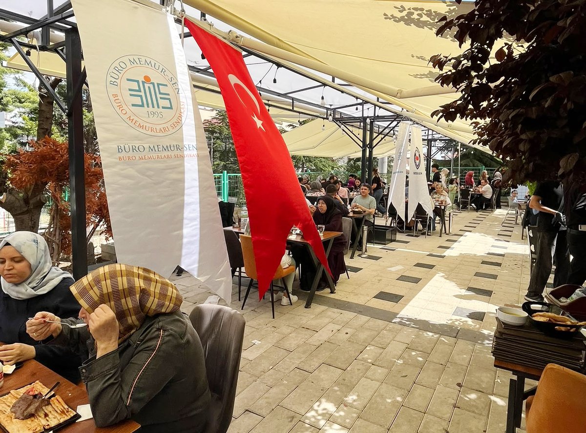 BuroMemurSen_'s tweet photo. GENEL BAŞKAN YARDIMCIMIZ HÜSEYİN YÜKSEL, KONYA SGK İL MÜDÜRLÜĞÜ PERSONELİYLE BİR ARAYA GELDİ

Genel Başkan Yardımcımız Hüseyin Yüksel; Ankara 1 No'lu Şube Başkanımız Selami Toygar ve Ankara 5 No'lu Şube Başkanımız Çağrı Mülazımoğlu ile birlikte Konya Sosyal Güvenlik İl Müdürlüğünde görevli üyelerimiz, kurum personeli ve aileleriyle bir araya geldi. 

Konya 1 No'lu Şube Başkanımız Murat Koçyiğit ve  şube yönetim kurulumuz tarafından düzenlenen programda üyelerimizin sorun ve taleplerini dinleyen Genel Başkan Yardımcımız Yüksel, sendikal faaliyetlerimiz hakkında bilgilendirmelerde bulundu.

SGK çalışanlarının Büro Memur-Sen’e yeniden yetki vererek güven tazelemesinden ötürü teşekkürlerini ileten Yüksel, personelin sorunlarını çözüme kavuşturacak tek adresin yine Büro Memur-Sen olduğunu ifade etti.

Sendika olarak kurum çalışanlarının taleplerine son derece vakıf olduğumuzu da vurgulayan Yüksel; bu sorunları çözüme kavuşturmak adına toplu sözleşme masalarında, gerçekleştirdiğimiz kurum ziyaretlerinde ve Kurum İdari Kurulu (KİK) toplantılarında mücadele verdiğimizi ve vermeye de devam edeceğimizi belirtti.

@SGKKonyail