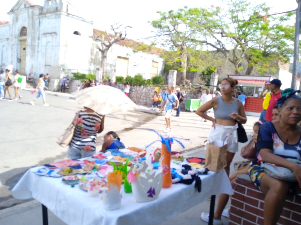 cc_caney's tweet photo. En la feria “La magia de tus manos”, artesanos mostraron identidad y tradición. Los niños rieron con el payaso Macarrones, gracias al apoyo de las trabajadoras del Fruty Caney.
#100AñosConFidel
#SiempreSantiago
#CubaEstáFirme https://t.co/asm7stZzkE