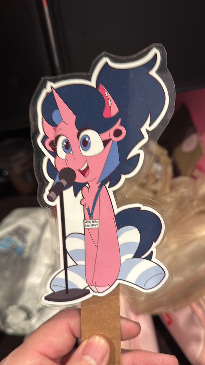 IvoryBrony's tweet photo. Oh no she’s here https://t.co/32NdsEmQE0