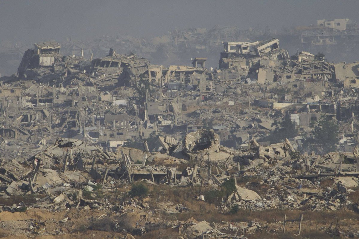 KC_Lee_Signe's tweet photo. @Gromlevilain1 @tarekb_17 @Clemence_Guette tu insinue que chacun de ces batiments étaient des bases du hamas? Où sont les frappes de précision chirurgicales que Israel fait si bien? https://t.co/7oh74ofmOV
