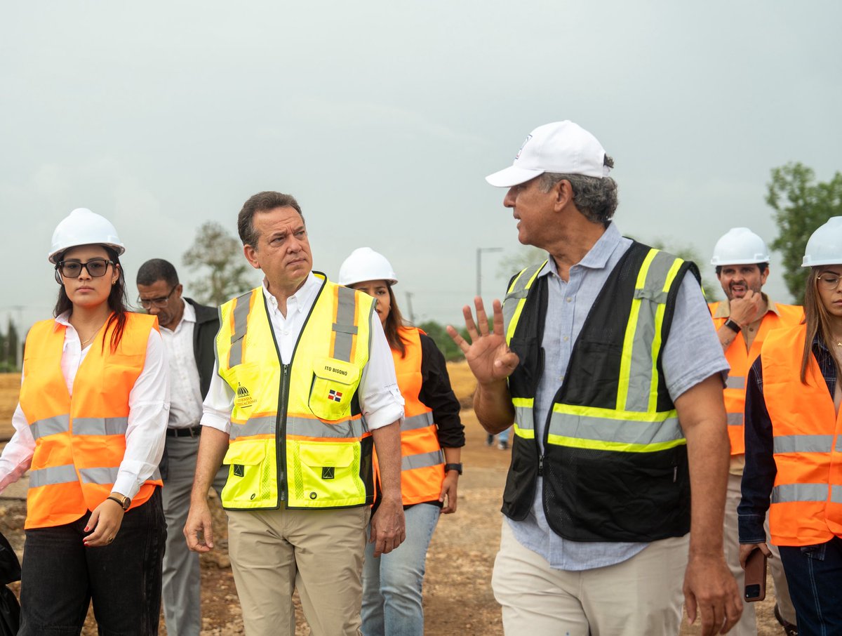 itobisono's tweet photo. Tenemos el foco puesto en ampliar el acceso a una vivienda propia para más familias dominicanas.

Por eso estamos impulsando el modelo de vivienda progresiva, una alternativa que permite a más personas dar el paso hacia un techo seguro y digno, con la posibilidad de completar terminaciones y adecuaciones de manera gradual, según sus necesidades y posibilidades.

Hoy vimos los avances del proyecto Laderas del Norte,  una de las iniciativas que desarrolla a través del programa de viviendas sociales @pfamiliafelizrd y que servirá de referencia para este modelo de vivienda que busca seguir acercando el sueño de la casa propia a miles de dominicanos.

Seguimos trabajando para construir más oportunidades y ampliar el acceso a soluciones habitacionales en el país.