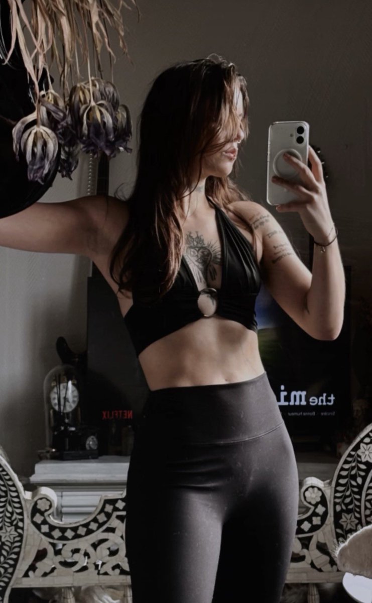 TheKnightRy's tweet photo. Gym girl with arms built to princess carry women https://t.co/04BwY3UXDK