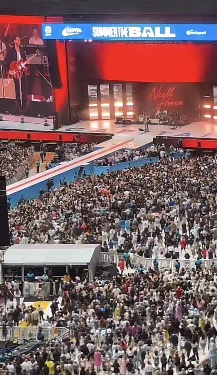 OT5Dailys's tweet photo. Niall Horan has just taken the stage for Capital Summertime Ball!

Head over to @OT5DTour for updates throughout the show!

#CapitalSTB
#NiallHoran https://t.co/NmM3zrzbHc