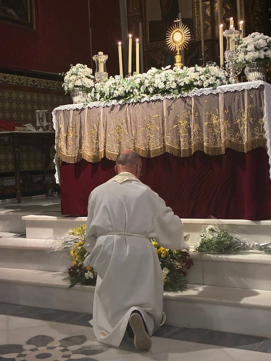 ROSARIO_Benaca's tweet photo. VIGILIA AL SANTÍSIMO SACRAMENTO

En la noche de ayer, nuestra Hermandad participó en la vigilia y adoración al Santísimo Sacramento del Altar. 
En un ambiente propicio para estar cerca de Dios, se realizaron oraciones, cantos, meditaciones y una ofrenda floral, ante la ⬇️ https://t.co/KbVCq72jIu