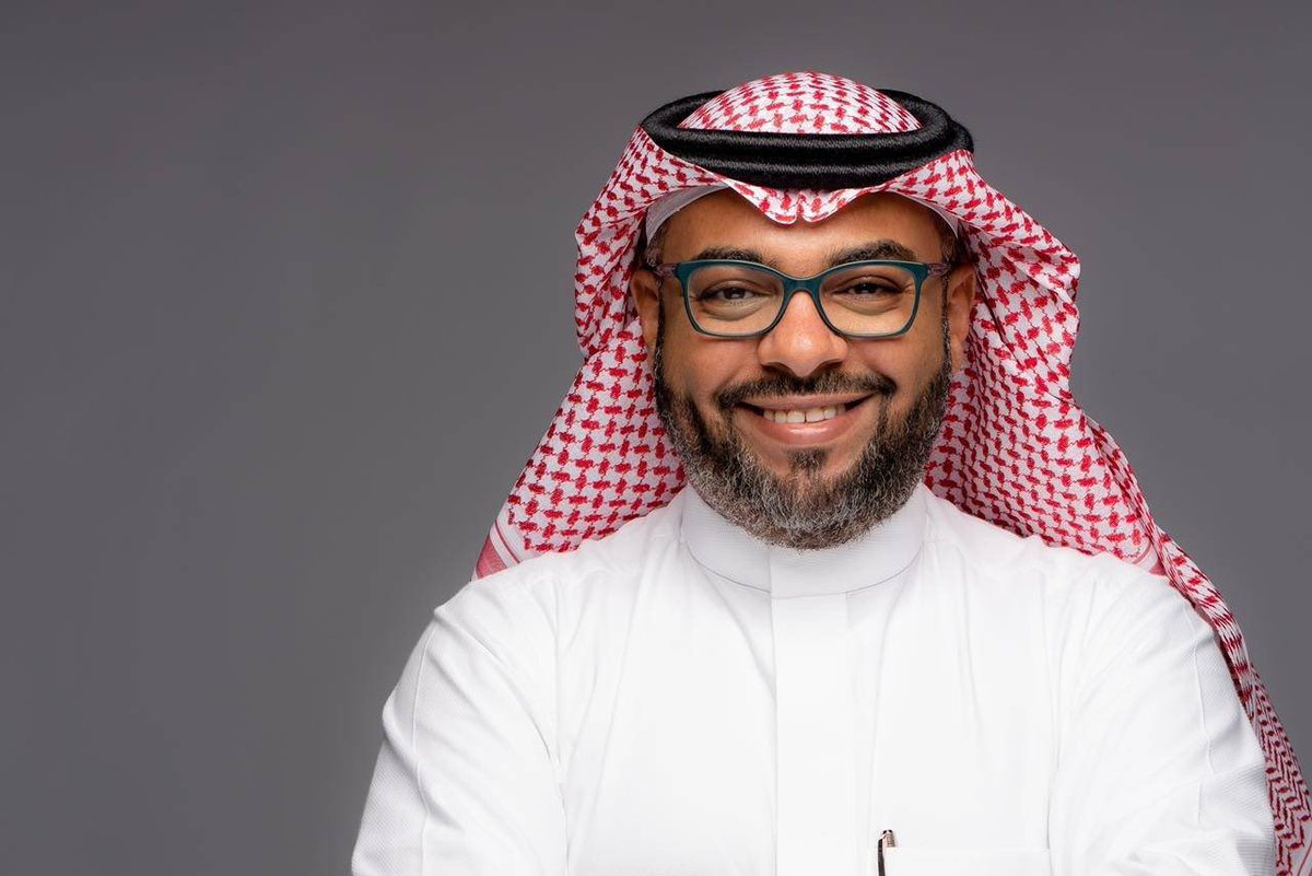 Eng_Anmar's tweet photo. لطالما كان السؤال التقليدي في الاقتصاد هو:

كيف ننمو؟

لكن الدكتور ثامر باعظيم @drtbaazeem في مقاله الأخير (الغرض من الازدهار) يطرح السؤال الأعمق: (لماذا ننمو؟)

يقدم الدكتور ثامر رؤية نقدية وفلسفية تتجاوز المؤشرات الجافة؛ فالثروة في نظره ليست إلا (قيمة ساكنة) ما لم يقترن تراكمها بقدرة المجتمع على تحويلها إلى (رأس مال منتج) يتقاطع مع المعرفة والمؤسسات والثقة

أكثر ما يستدعي التأمل في طرحه هو (فلسفة التمكين) فالمستشفى والجامعة والطريق ليست هي التنمية، وإنما هي (أدوات) للتنمية. 

التنمية الحقيقية هي تلك (الإمكانية البشرية) التي تتحقق من خلال هذه الأدوات

هذا المقال يضعنا أمام مسؤولية أخلاقية واستراتيجية: 

كيف نضمن أن نمونا اليوم لا يستهلك فرص أجيال الغد؟ وكيف نحول الثروة إلى (ازدهار شامل) لا يستثني أحداً؟

شكراً دكتور ثامر على هذا الطرح الذي يعيد الروح للإنسان في قلب المعادلات الاقتصادية..👍🏻