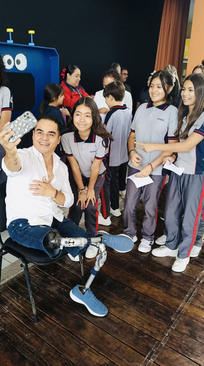 J2Grimaldo's tweet photo. ¡Hacer lo que amas, y amar lo que haces!‼️

Regresando a las andadas., #Juventudes #Inclusion 

Infinitas GRACIAS #BritishSchool un placer retomar actividades con ustedes. 

♿️🦿🙏 https://t.co/GzVZKPPizc