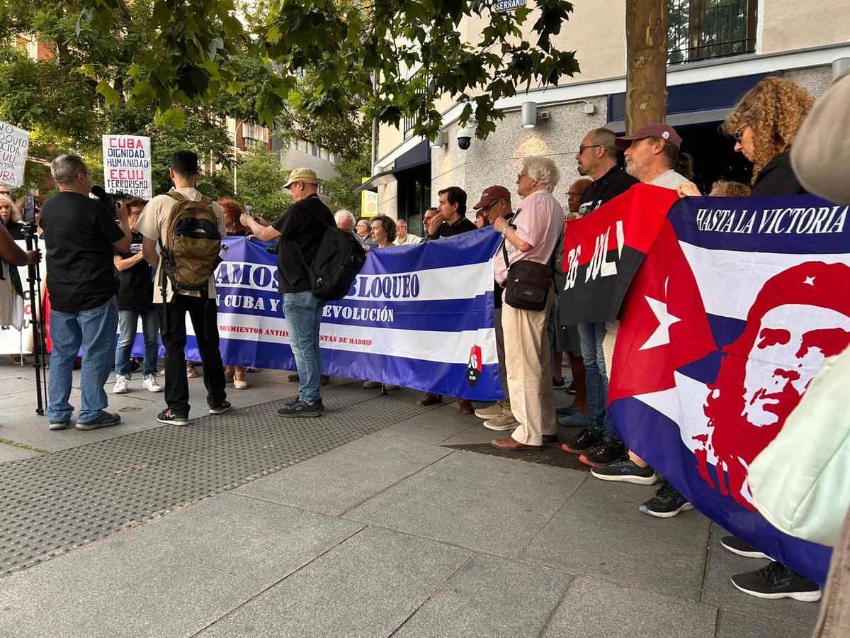 H_Cubana's tweet photo. 🇨🇺 Enmarcados en la campaña internacional #PetroleoPaCuba, ayer estuvimos frente a la @USembassyMadrid con la comunidad cubana residente en nuestro país y las entidades del Movimiento Estatal de Solidaridad con Cuba (MESC). 

¡BASTA DE ASFIXIA! 
¡VIVA CUBA SOBERANA!
PETRÓLEO PARA CUBA, ¡YA! ⛽️

#LetCubaLive #CubaNoEstáSola