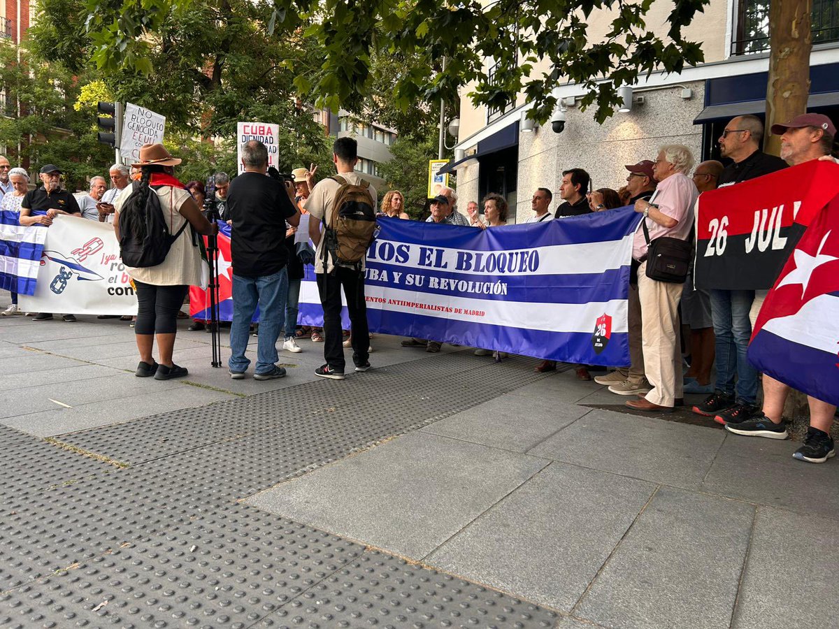 H_Cubana's tweet photo. 🇨🇺 Enmarcados en la campaña internacional #PetroleoPaCuba, ayer estuvimos frente a la @USembassyMadrid con la comunidad cubana residente en nuestro país y las entidades del Movimiento Estatal de Solidaridad con Cuba (MESC). 

¡BASTA DE ASFIXIA! 
¡VIVA CUBA SOBERANA!
PETRÓLEO PARA CUBA, ¡YA! ⛽️

#LetCubaLive #CubaNoEstáSola