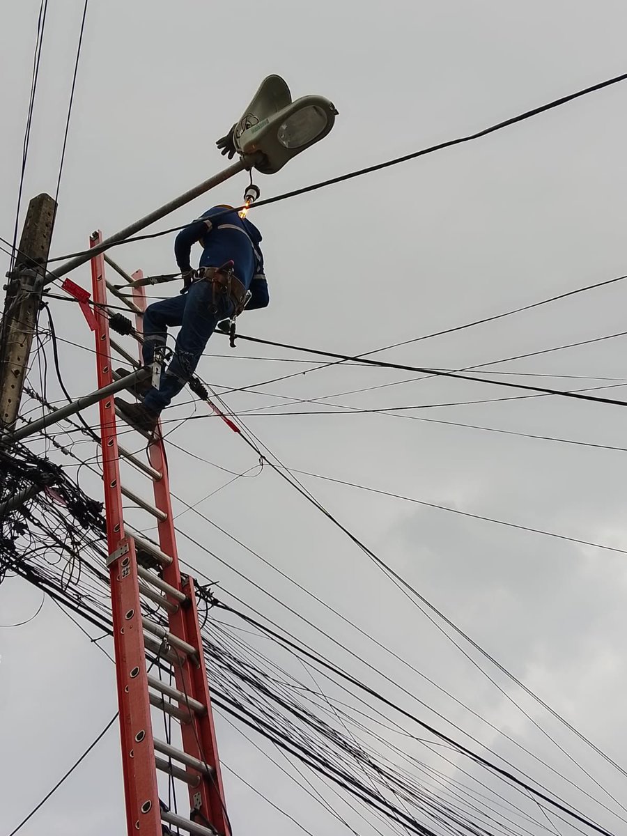 CNEL_EP's tweet photo. ✅ GUAYAQUIL

Como parte del plan integral de mejoramiento del alumbrado público, personal técnico de #CNELEP ejecutó trabajos correctivos en 12 luminarias afectadas por la temporada invernal, ubicadas entre las manzanas 11 y 38 de la urbanización Bosques de la Alborada.

Estas labores mejoran la visibilidad, facilitan la movilidad nocturna y fortalecen la seguridad de más de 30 familias del sector.