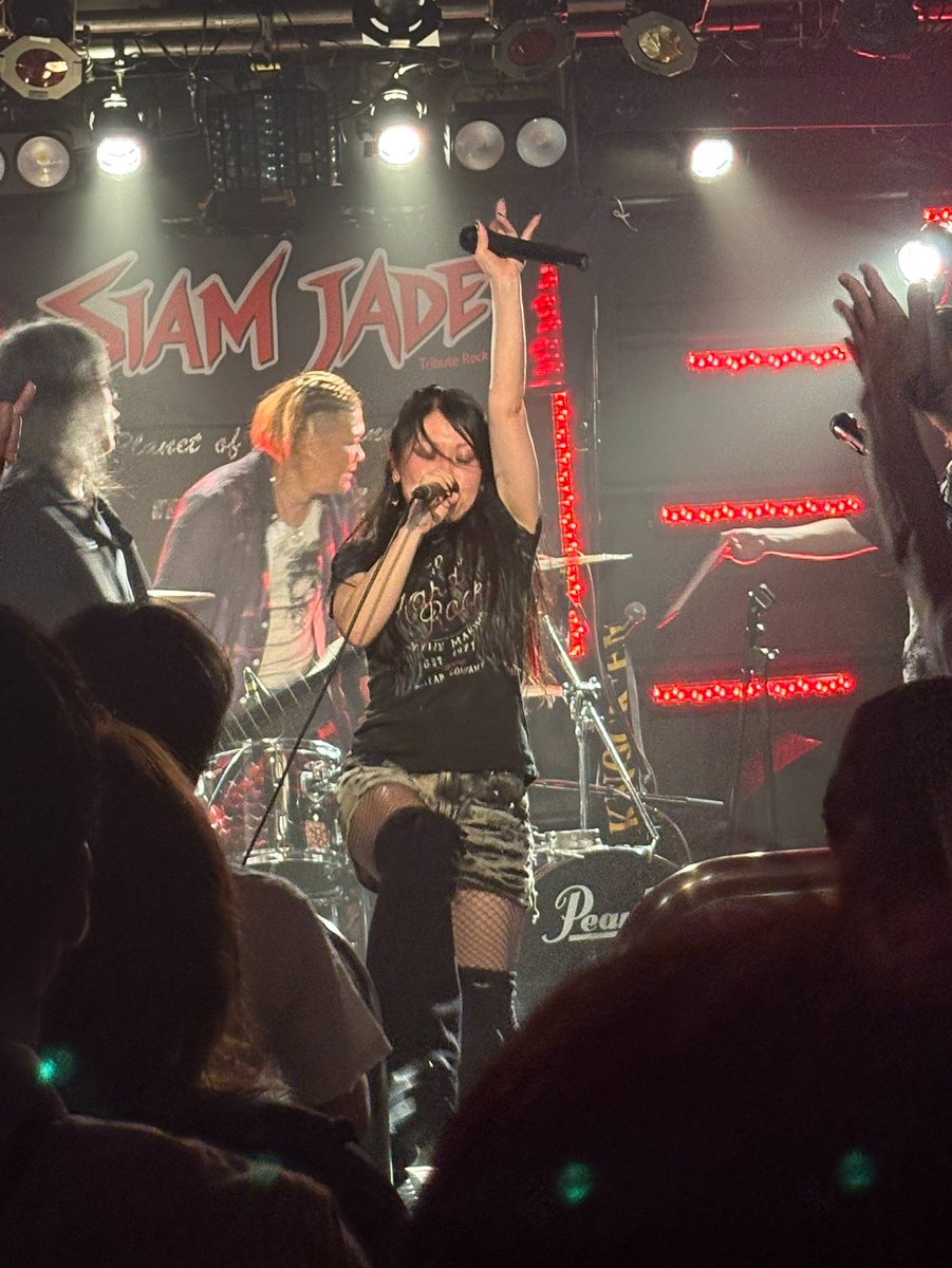 Minminsleeper's tweet photo. まだ余裕がある女王様立ちからの、本日の名物マイク二刀流の、最後吠えすぎ https://t.co/MXcYOcV9EY