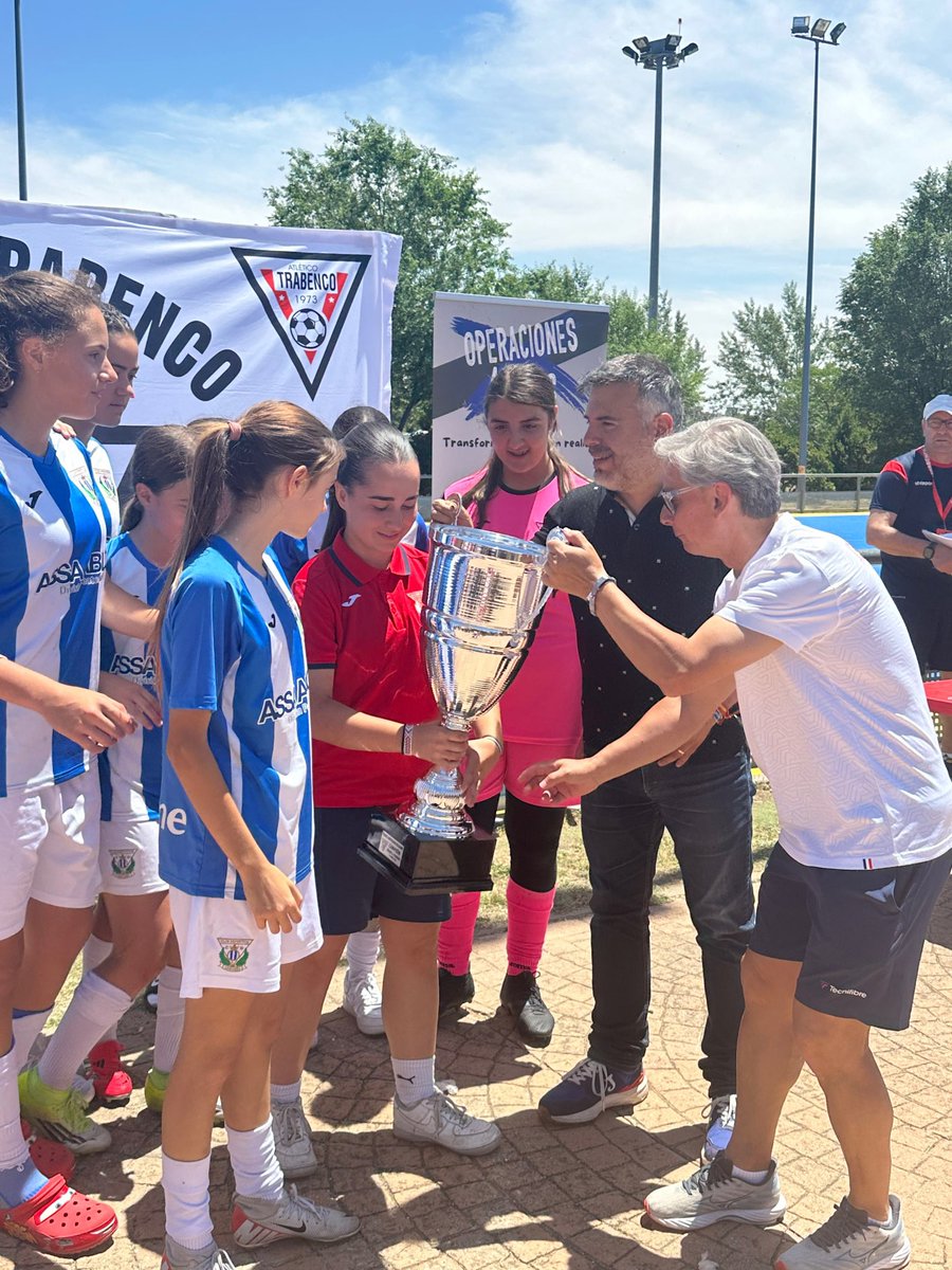 UnionporLeganes's tweet photo. #ULEG CON EL DEPORTE BASE LOCAL

Hoy el @ATRABENCO y @efcdfortuna han celebrado sus tradicionales torneos de final de temporada ⚽️

Nuestros Concejales @CarlosULEG y @MercedesULEG han estado apoyándoles y acompañándoles.
Enhorabuena por la labor que hacéis!

#ULEGconElDeporte #Leganés #SentimosLeganés