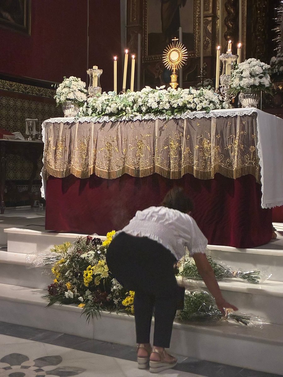 ROSARIO_Benaca's tweet photo. Sda. Forma, en uno de los actos preparatorios para la celebración de su festividad en Benacazón, que culminará con la Solemne Función mañana domingo a las 11:00 h, y la Procesión de la Custodia, a partir de las 19:00 h, en el paso de Ntra Gran Madre y Sra, Reina del Santo Rosario https://t.co/uAD9LsW7xu
