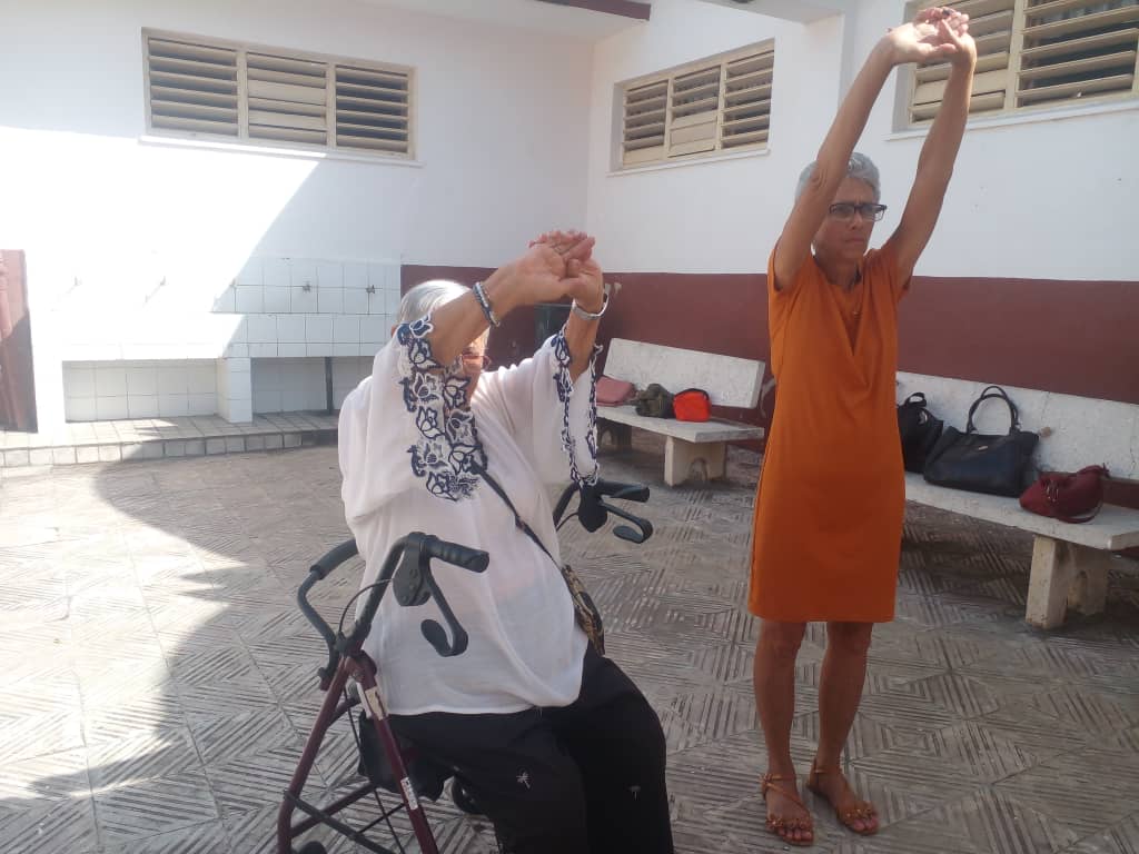cc_caney's tweet photo. Entre juventud y experiencia, la cátedra del adulto mayor celebró en el Internado Abel Santamaría Cuadrado con décimas, reflexiones y ejercicios físicos. Paz y salud mental.
#100AñosConFidel 
#SiempreSantiago 
#CubaEstáFirme https://t.co/PgdOgkxJaO