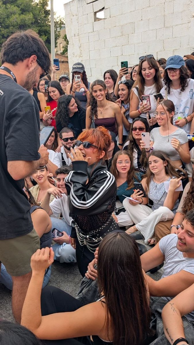 jlo_mlsb's tweet photo. atención al examen de selectividad del año 2027 de historia porque caerá el tema de cómo un 6 de junio una persona como violeta montó un encuentro con sus fans en un descampado debido a la cancelación de un festival https://t.co/GHv4zX068v