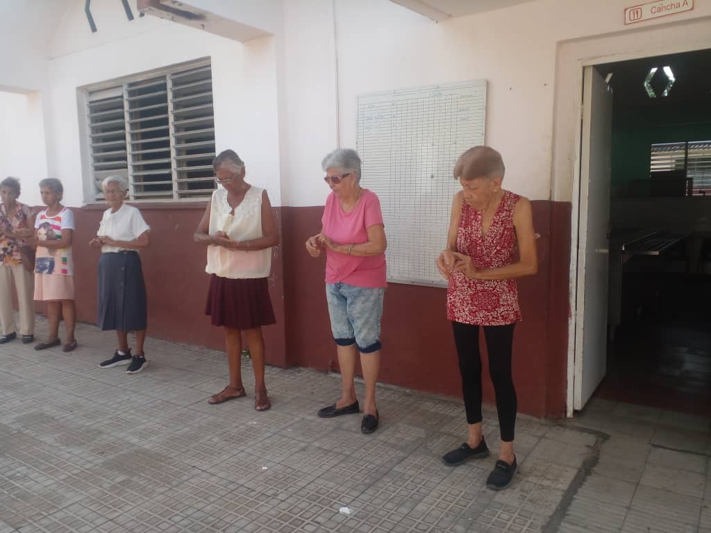 cc_caney's tweet photo. Entre juventud y experiencia, la cátedra del adulto mayor celebró en el Internado Abel Santamaría Cuadrado con décimas, reflexiones y ejercicios físicos. Paz y salud mental.
#100AñosConFidel 
#SiempreSantiago 
#CubaEstáFirme https://t.co/PgdOgkxJaO